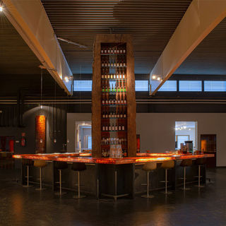 Fotografie Showroom Furnierhandel mit Glasbar und hinterleuchteten Barelementen