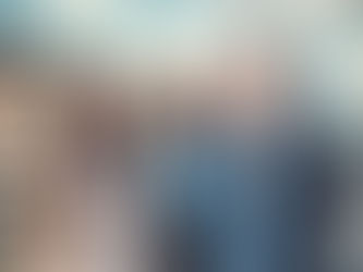 Trois étudiants heureux apprennent l'anglais à Nice. Ils sourient devant une image en arrière-plan associant la skyline londonienne aux magnifiques bâtiments et paysages de Nice.