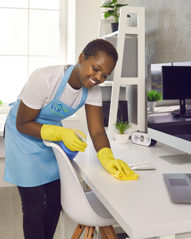 Employée nettoyant un bureau, VOCJYS NETTOYAGE & EMPLOI INC