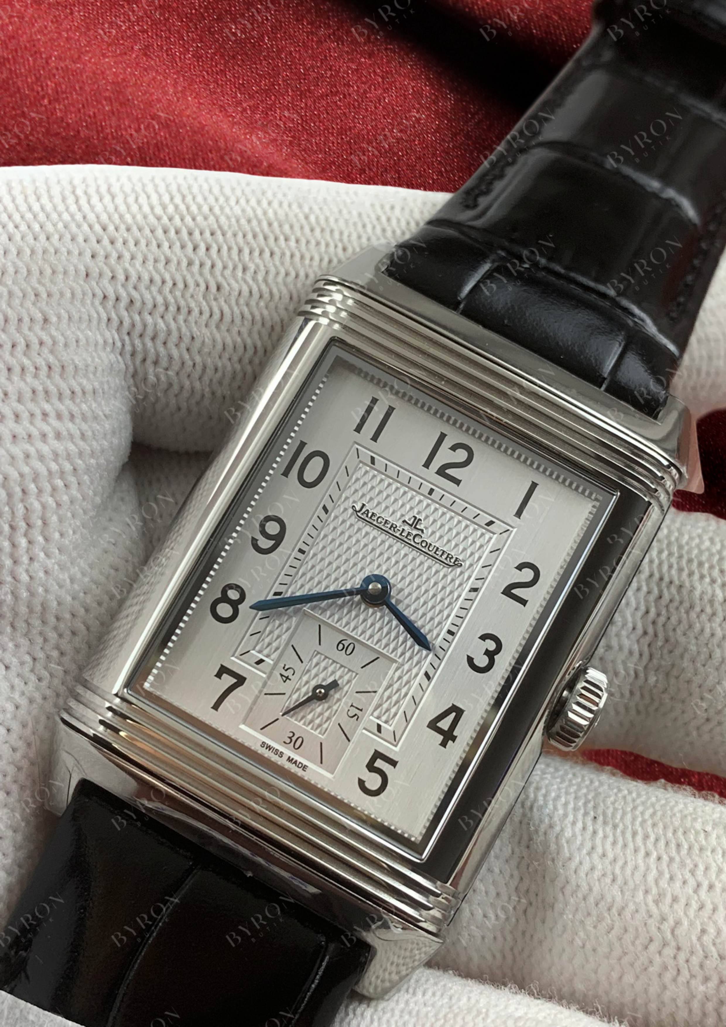 Jaeger-LeCoultre Reverso Classic Large — реплика часов, макросъемка циферблата с синеными стрелками