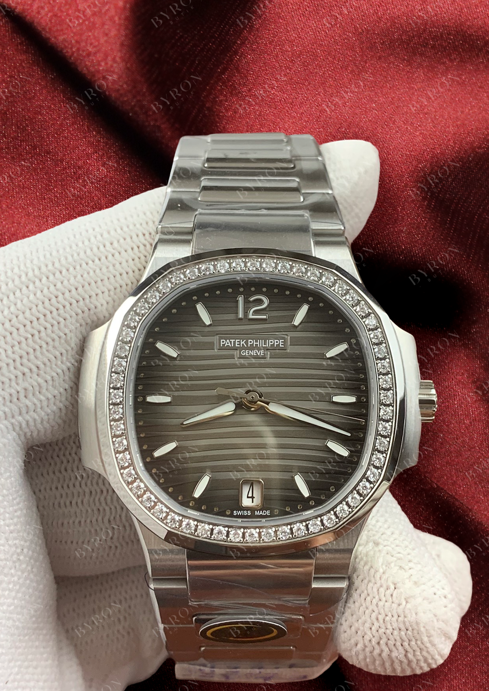 Patek Philippe Nautilus 7118 Ladies — женские премиальные часы, макросъемка циферблата с безелем из камней