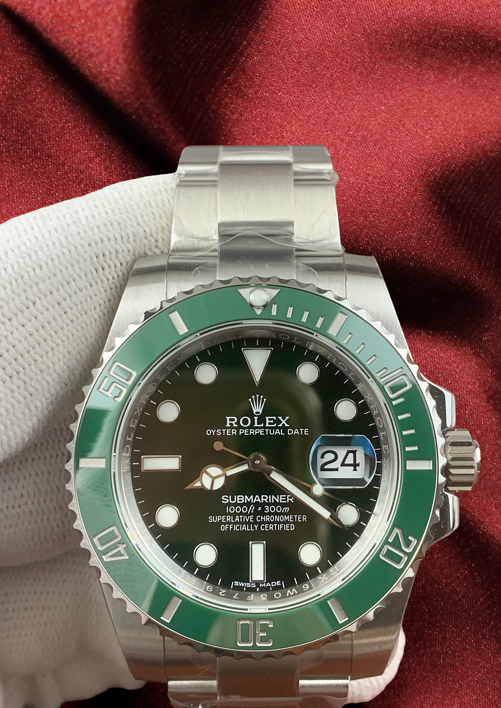 Наручные часы Rolex Submariner 116610LV Hulk со стальным браслетом Oyster и увеличительным окном даты