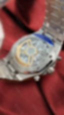 Сапфировая задняя крышка Audemars Piguet Royal Oak Chronograph с видом на механизм и золотой ротор