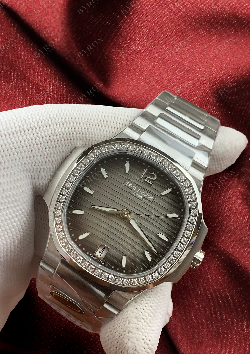 Женские часы Patek Philippe Nautilus 7118 в стальном корпусе с серым волнообразным циферблатом