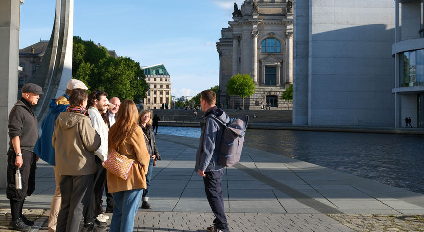 Express Tour Regierungsviertel Tourguide Marcel Spreeufer