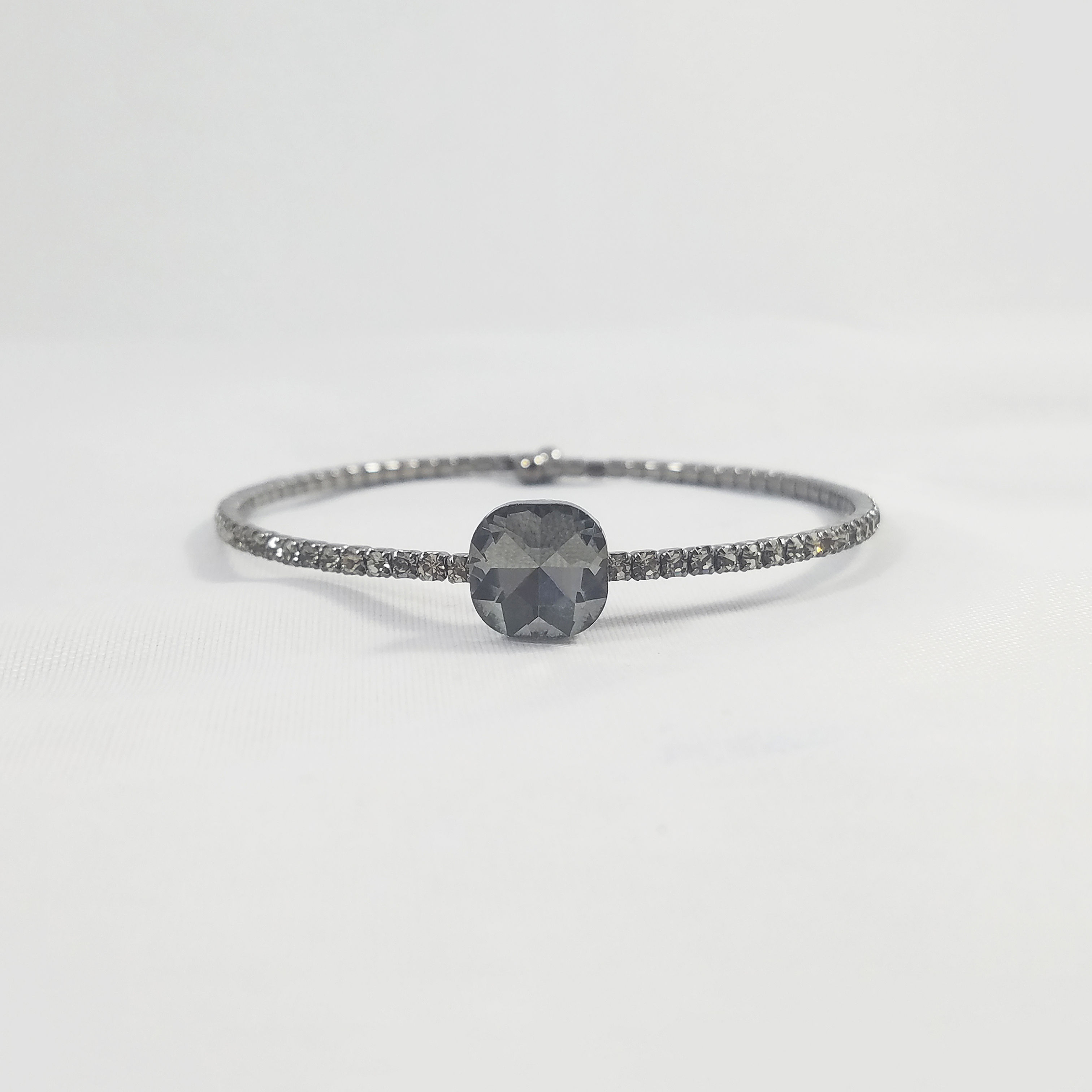 Single Crystal 1 Line Bangle Black