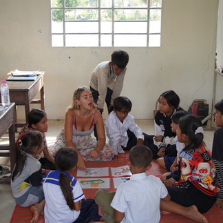 Une photo de mon amie Julie qui enseigne l'anglais à cette petite puce.