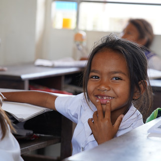 Une photo de mon amie Julie qui enseigne l'anglais à cette petite puce.