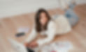 Personal Brand Foto von Lisa Rettenbacher mit Laptop und Moodboard