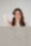 Portraitfoto von Lisa Rettenbacher mit Farbfächer in der Hand vom Personal Brand Shooting