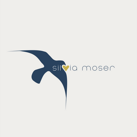Logoabbildung von Silvia Moser, Psychotherapie. Dunkelbrauer Vogel mit goldenem Herz.