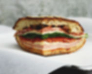 肉とチーズのサンドイッチ