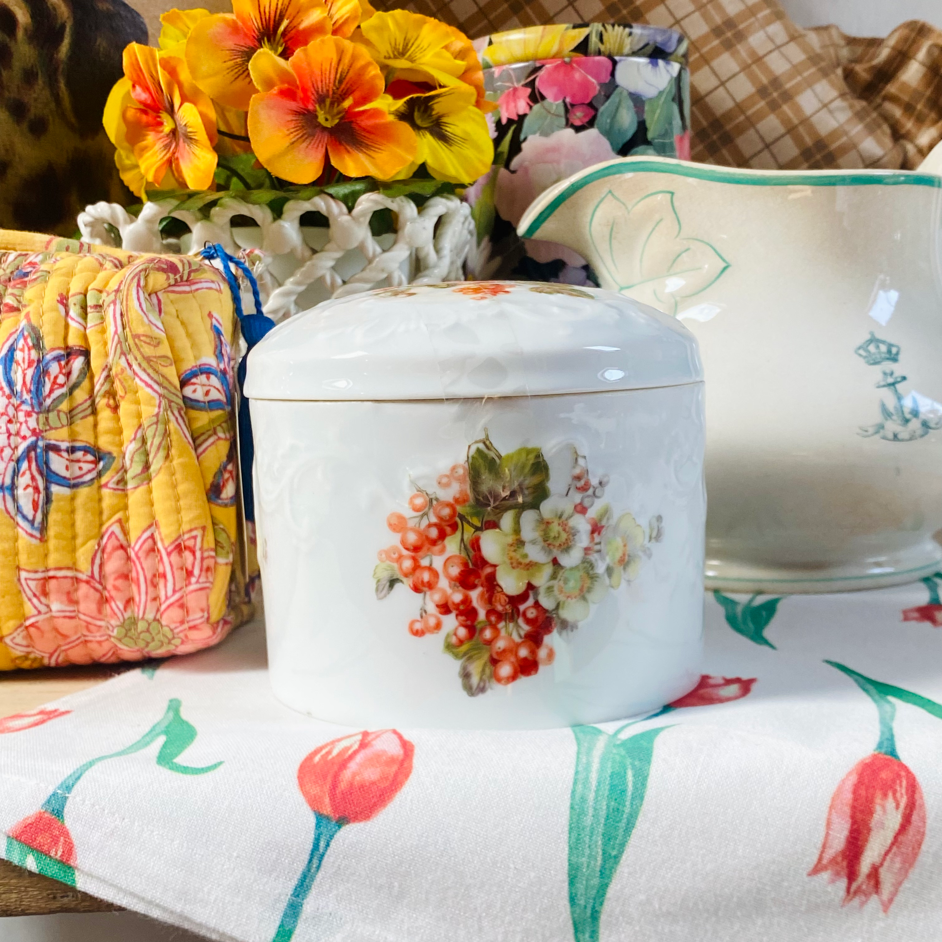 Porseleinen bonbonnière Limoges met aalbessen en bloemen