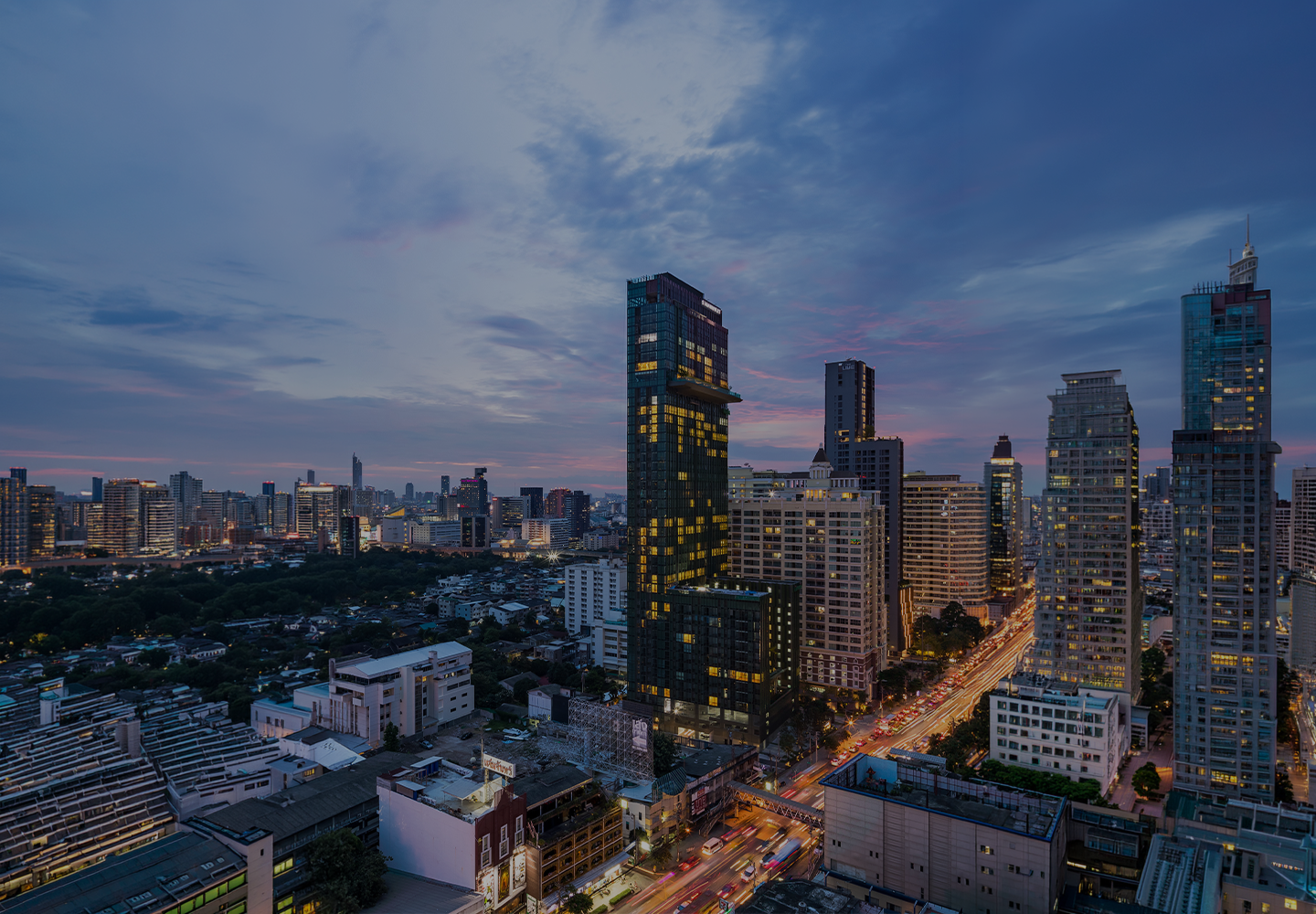 Wish Signature Midtown Siam tower above Phetchaburi Road at dusk