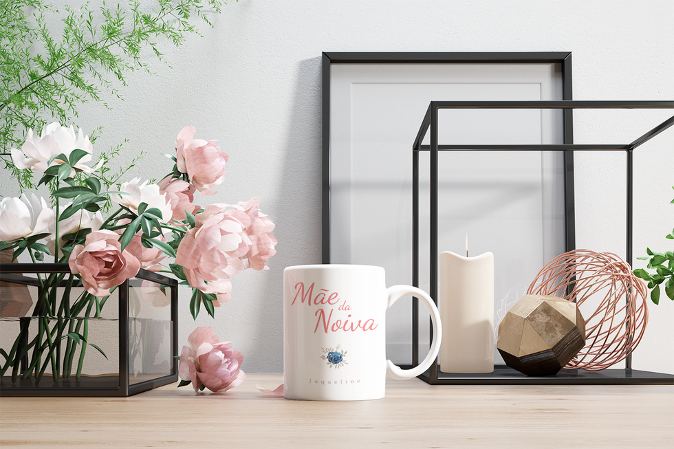 Caneca feita para os pais dos noivos personalizada com os nomes e rosas