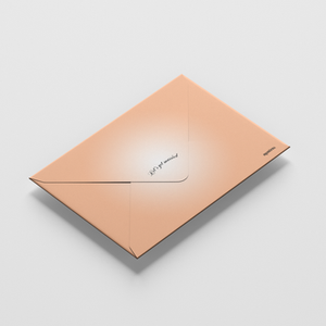 envelope horizontal com tom degradê da cor pantone 2024 (peach fuzz, um tom meio alaranjado claro) e branco, com a escrita "let's get married" central