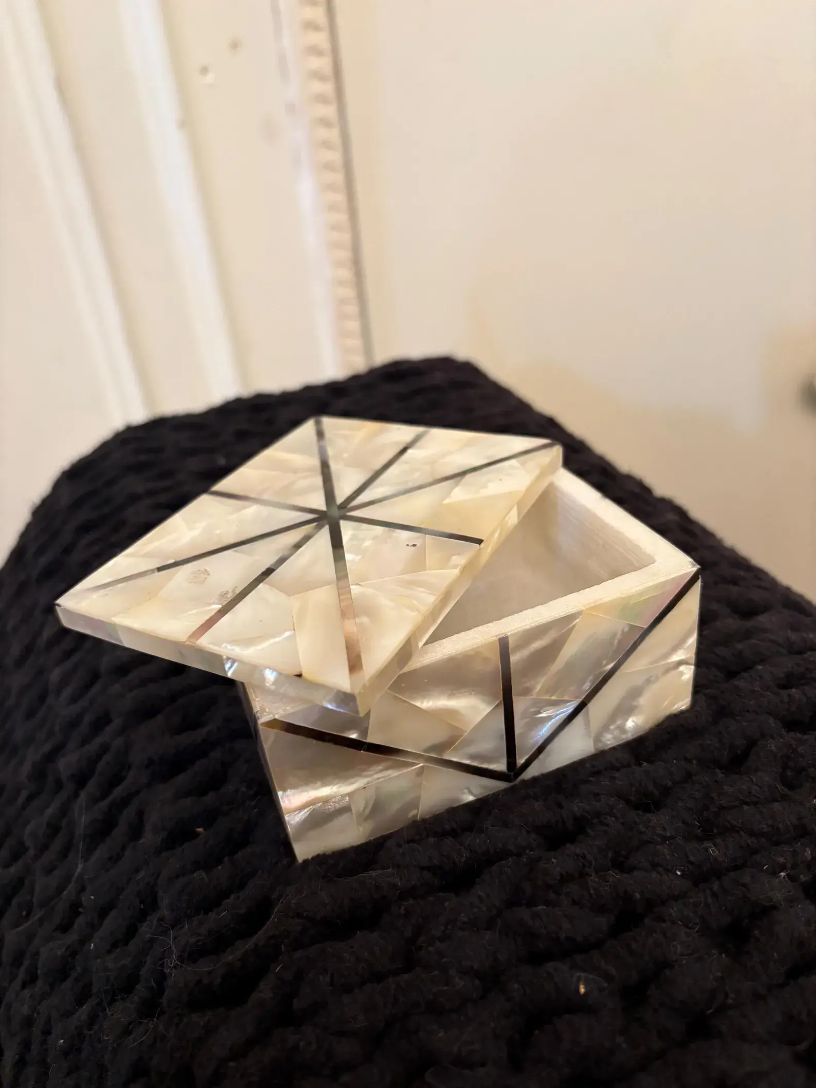 Elegant Mother-of-Pearl Jewelry Box – Handcrafted Geometric Design