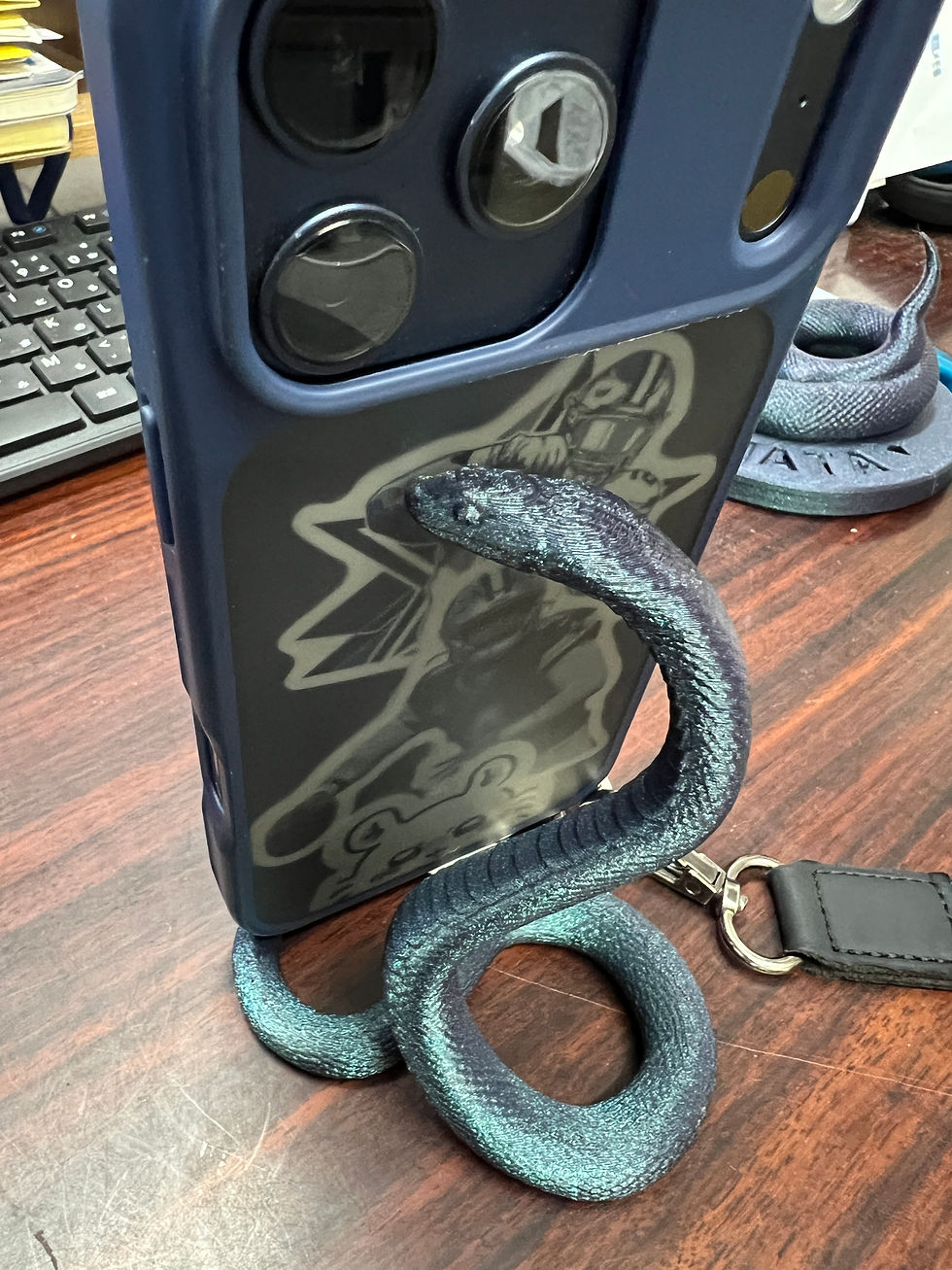 完成したJATAスネークを実際に机に置いてスマホを立てかけたイメージカット1