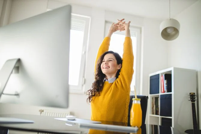 Eine Frau macht Kräftigungsübungen im Office.jpg