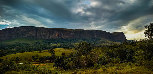 Paredão que da forma à Serra da Canastra-MG.jpg