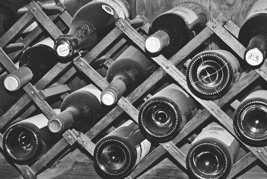 botellas, vino, botellero, bottles, wine, wine rack, still life, photography, black and white photography, bodega