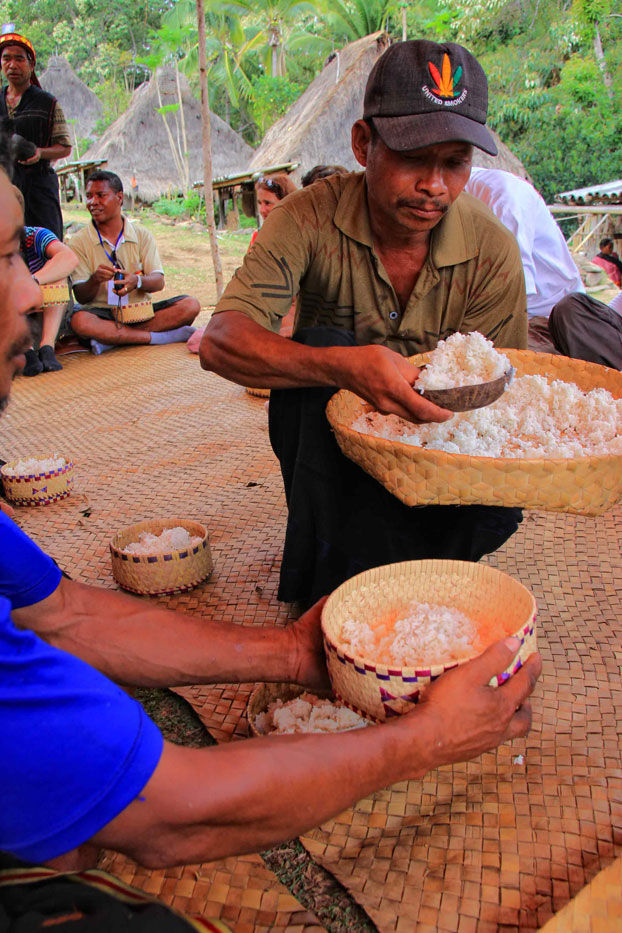 personas comiendo arroz