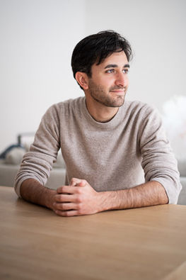 Portrait professionnel d'un homme qui regarde par la fenêtre à bordeaux