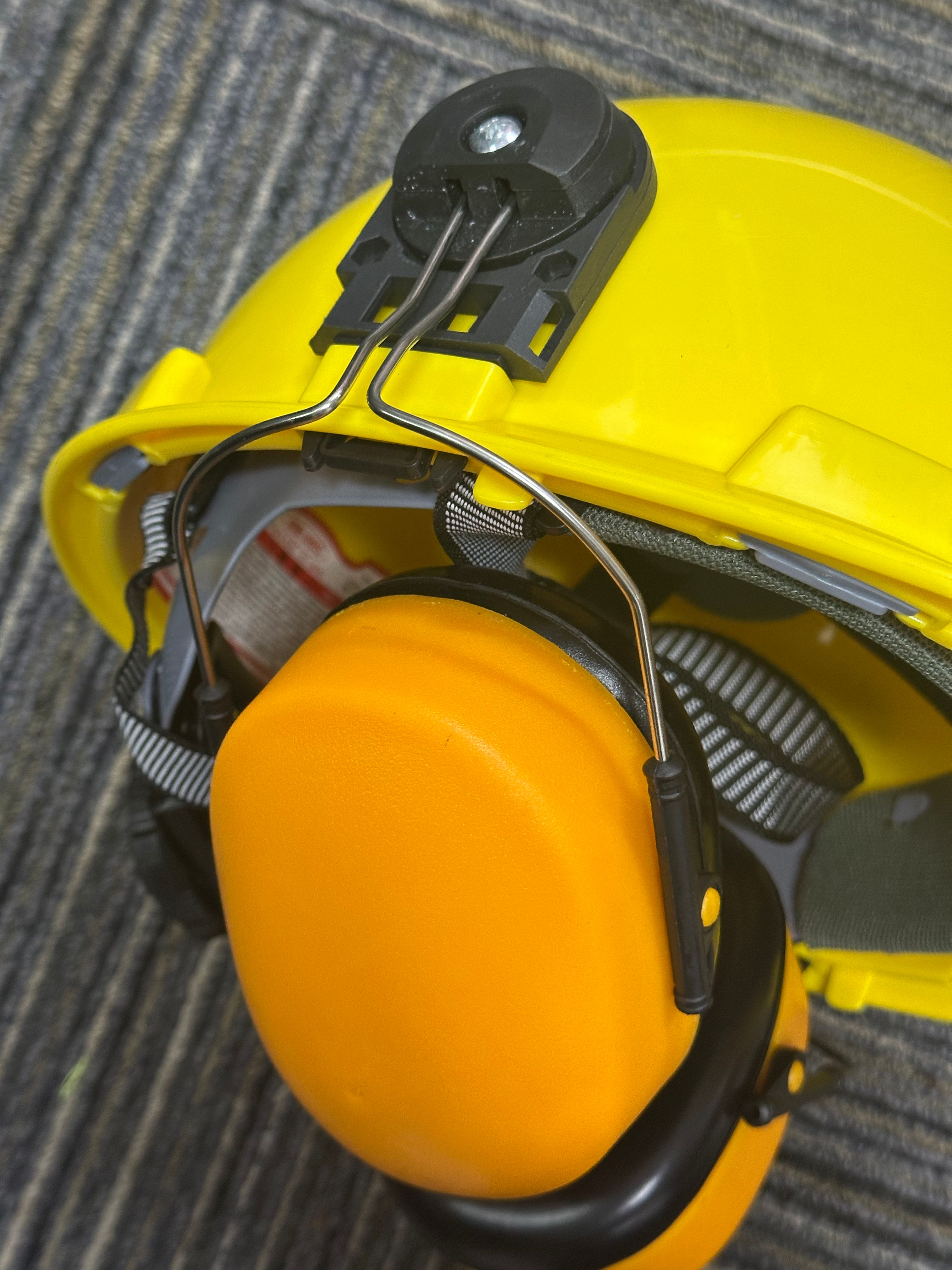 Conjunto de protetores auriculares e capacete