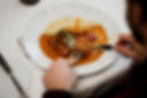 Gast genießt ein feines Hauptgericht mit Nudeln und Fleisch im Restaurant Henry in Rümlang