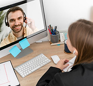 תמונה של אישה וגבר משוחחים בזום דרך המחשב