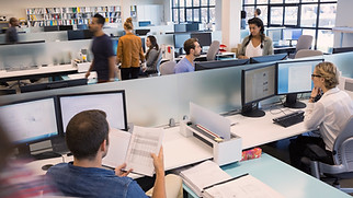 Personer, der arbejder i Open Office