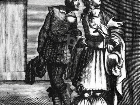 deux hommes en costume du 17e siècle parlent à des personnes placées en hauteur