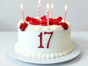 un gros gâteau d'anniversaire blanc et rouge 17 ans