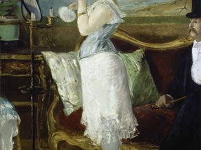 Femme en robe blanche devant un miroir se poudre le visage. Homme assis en costume. Arrière-plan avec un tableau de nature et des bougies.