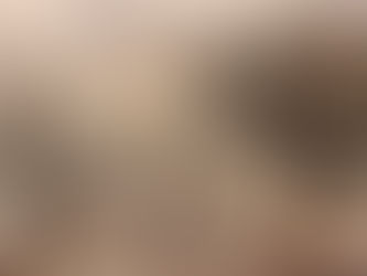 Soldat en uniforme marche sur une passerelle en bois dans un paysage boueux, portant un sac à dos et un pistolet. Atmosphère de guerre.