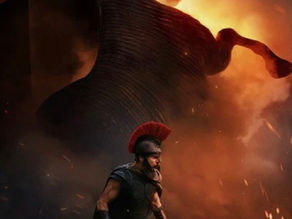 Affiche de film: guerrier en casque rouge devant un cheval géant en feu; fumée orange, noms en haut, titre L’ODYSSÉE et date 15.07.26