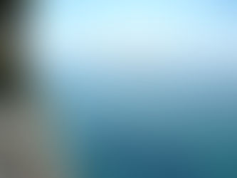 une mer au ton turquoise laisse apparaître en perspective des îles