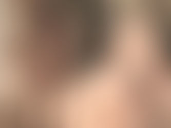 un homme en arrière fond attrape un bagage et une femme lui tourne le dos