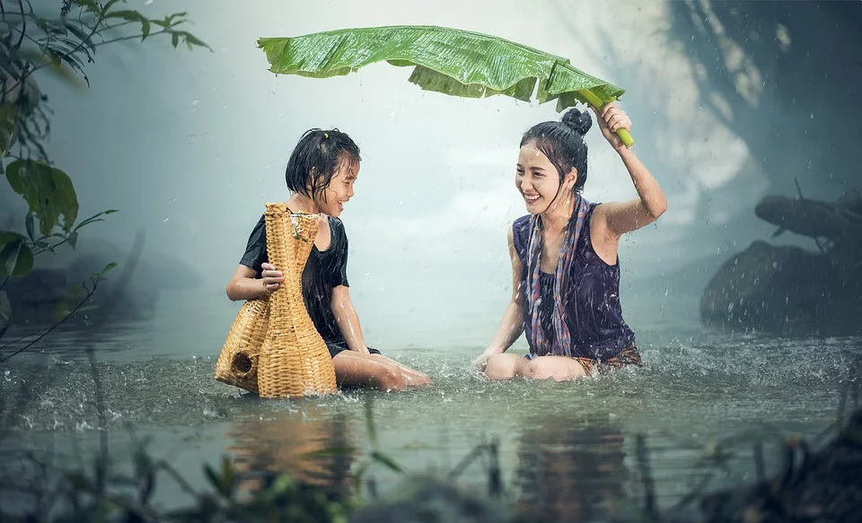 Mulher  Chuva  Lagoa Camobja   Fotografo: Saisint  https://pixabay.com/pt/photos/mulher-jovem-chuva-lagoa-camboja-1807533/