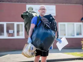 Professor anda 3h por dia com 17 kg de refeições para alimentar 78 alunos carentes