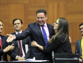 Botelho se licencia e Janaína Riva se torna a 1ª mulher a presidir a ALMT