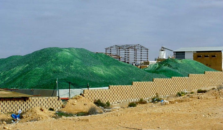 Montanha de Vidro Triturado, para facricação de novos produtos/embalagens, em Israel