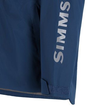 Détail de la manche avec logo Simms sur veste de pluie.