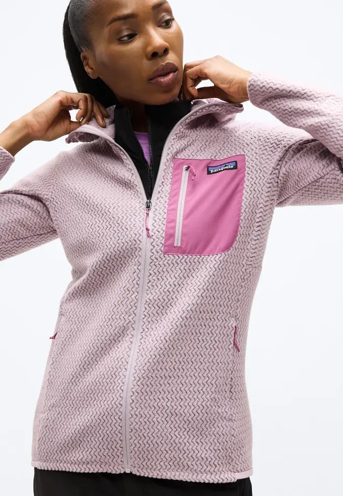 Patagonia Hoodie Femme R1 Air Full-Zip rose portée