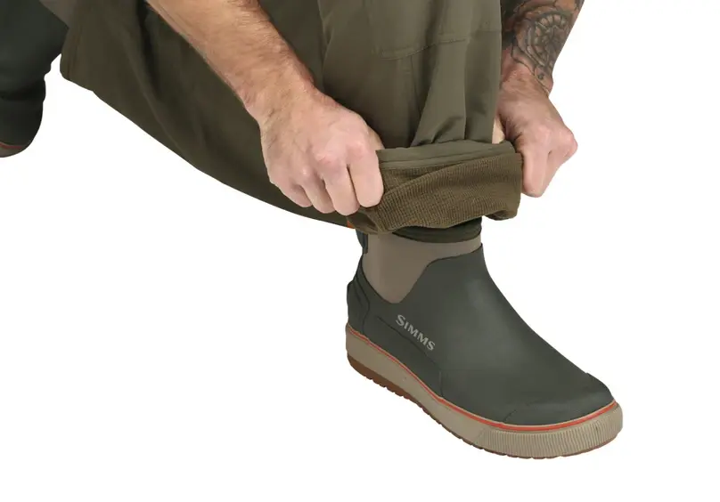 Détail de la cheville du pantalon Simms Coldweather Dark Stone
