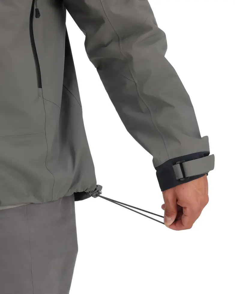 Détail du poignet et cordon de la veste Simms G4 Pro.