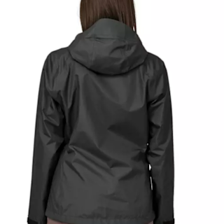 Dos de la veste de pluie Patagonia Torrentshell 3L femme noire.