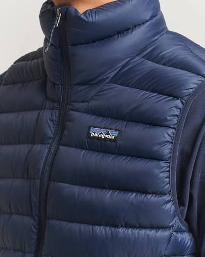 Détail de la veste Patagonia Down Sweater bleue pour homme.