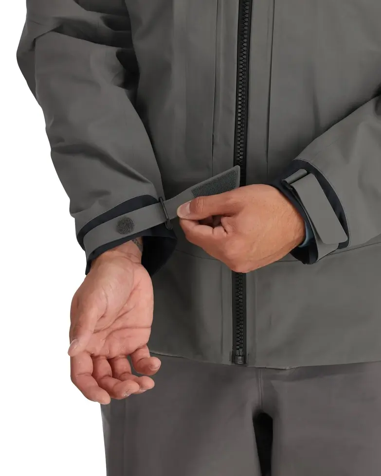 Détail du poignet ajustable de la veste Simms G4 Pro
