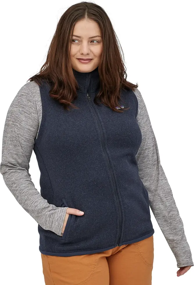 Femme portant une veste Better Sweater Patagonia bleue